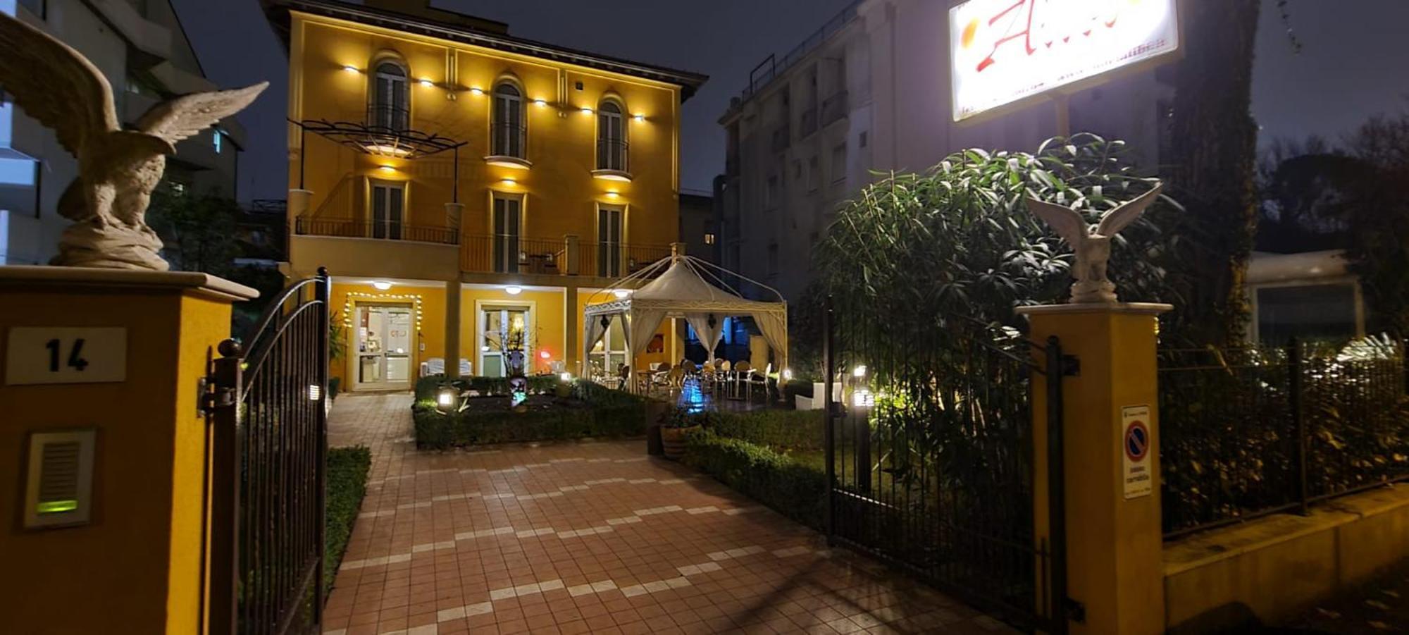 Hotel Alibi Rimini Bagian luar foto