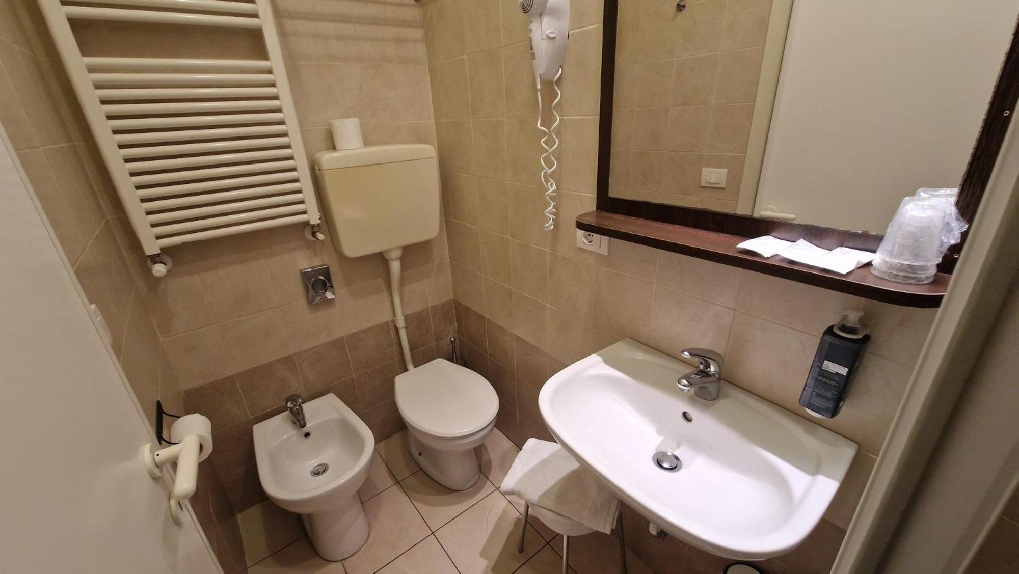 Hotel Alibi Rimini Bagian luar foto