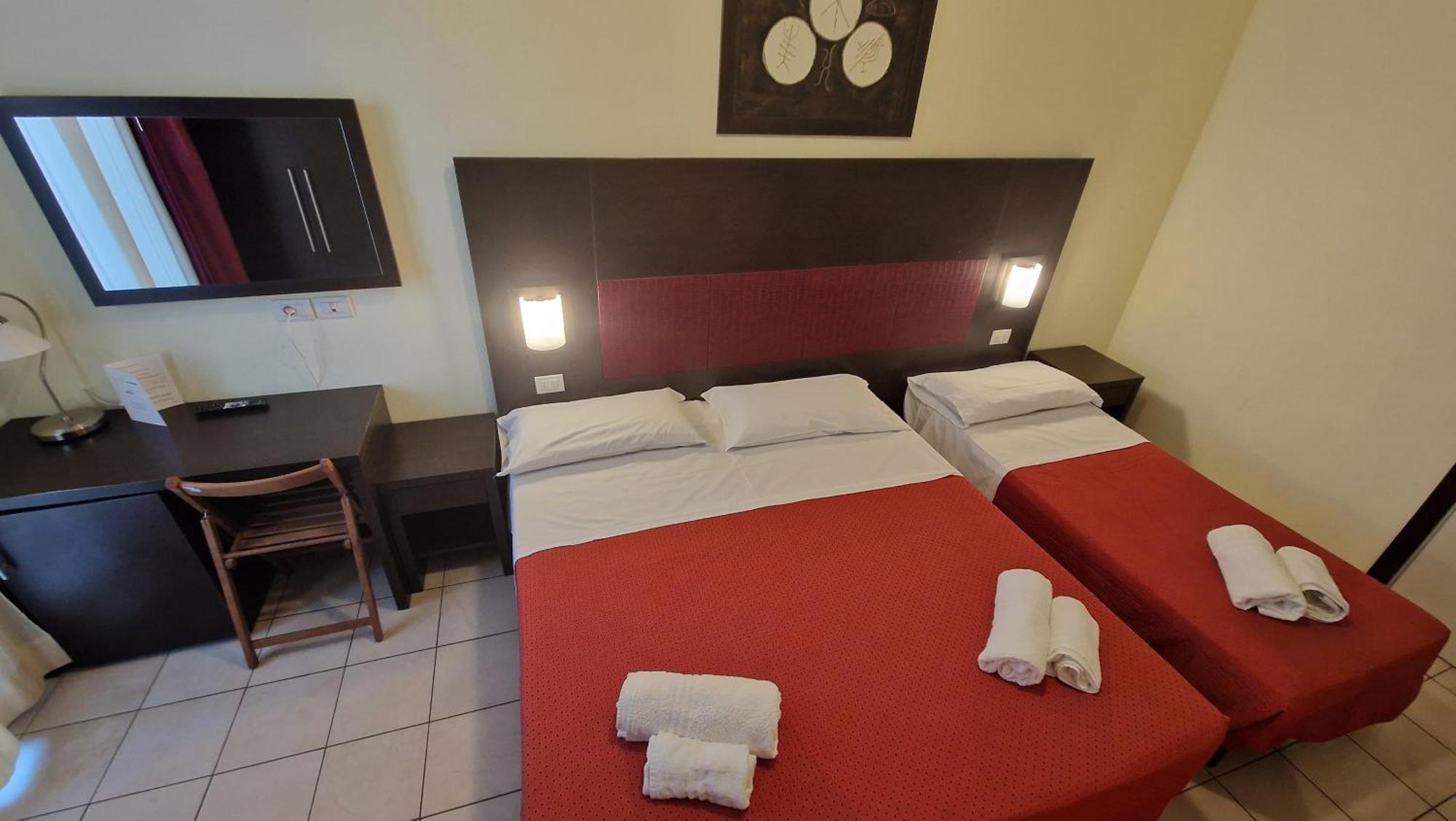 Hotel Alibi Rimini Bagian luar foto