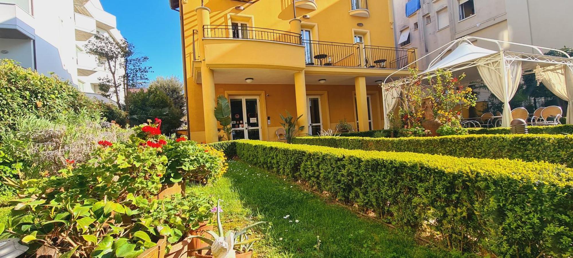 Hotel Alibi Rimini Bagian luar foto