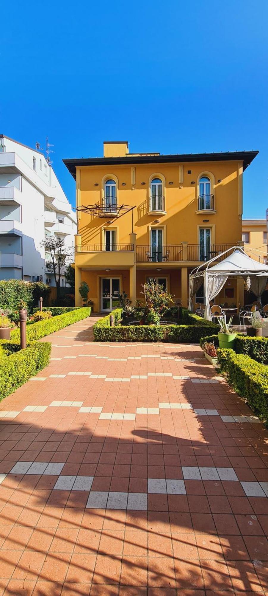 Hotel Alibi Rimini Bagian luar foto