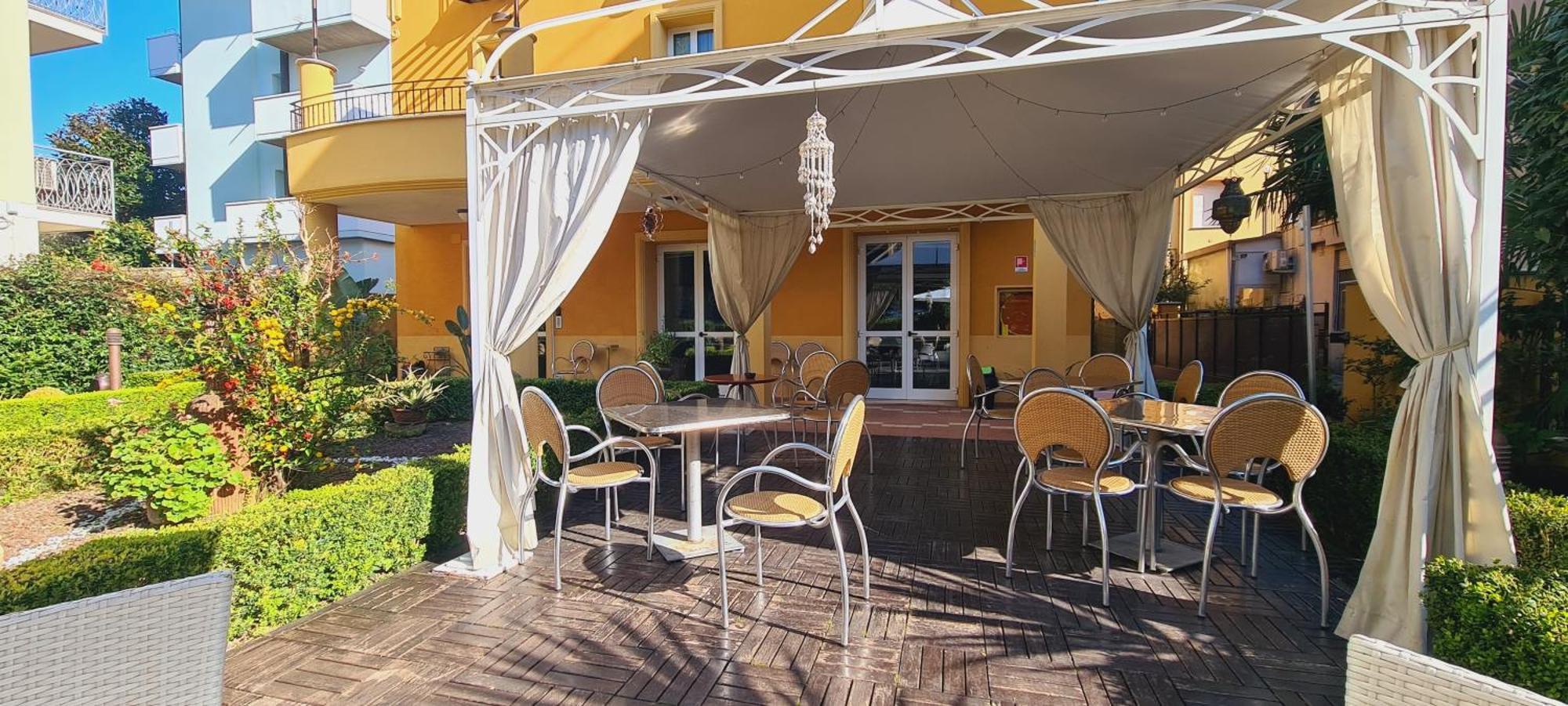 Hotel Alibi Rimini Bagian luar foto