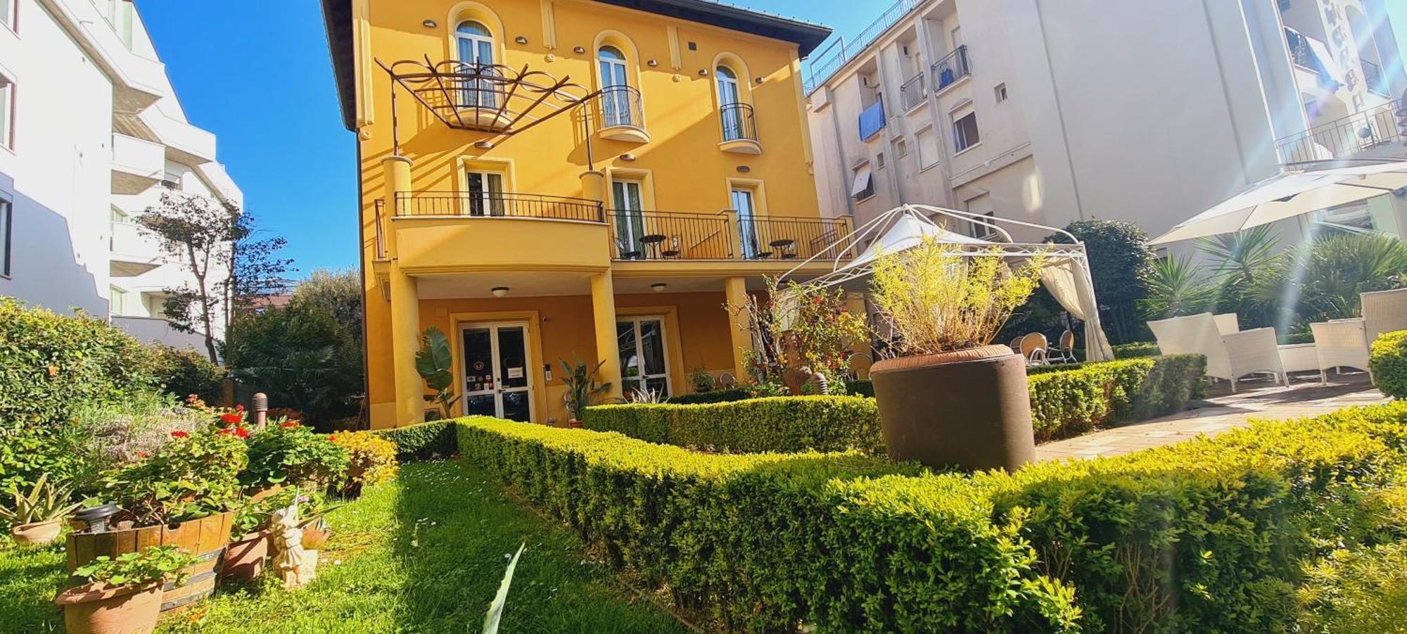 Hotel Alibi Rimini Bagian luar foto